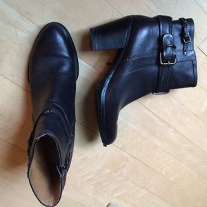 Totally cute Sofft brand ankle boots