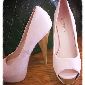 Blush peep toe heels!🎁