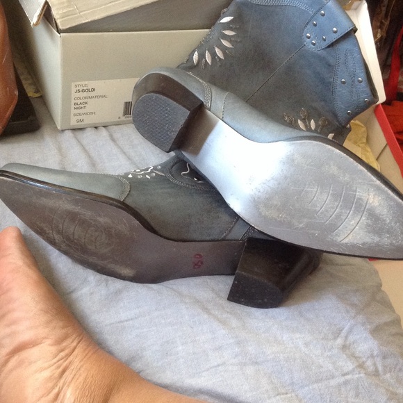 Boots - Picture 3 of 3