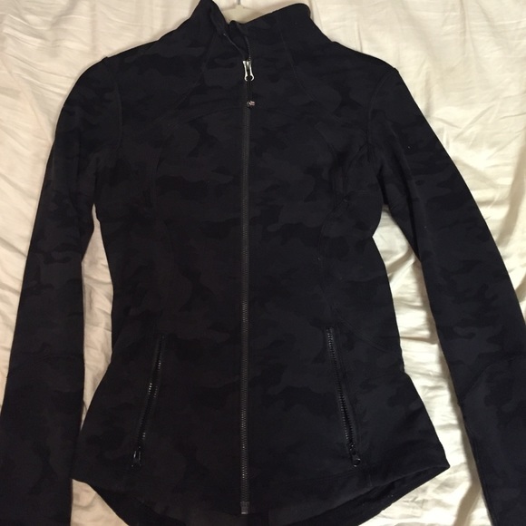 Lululemon Savasana Camo black forme jacket sz. 6