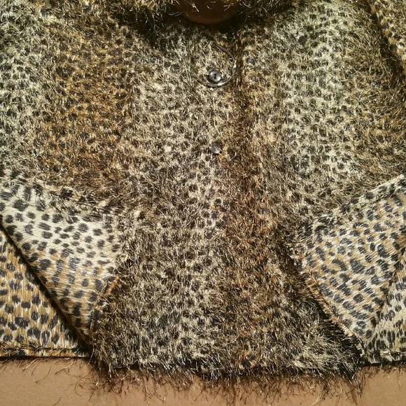 NWOT fun animal-esque blouse - Picture 2 of 4