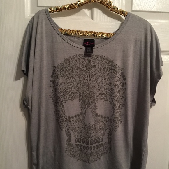 torrid Tops - Grey t-shirt with skull in black