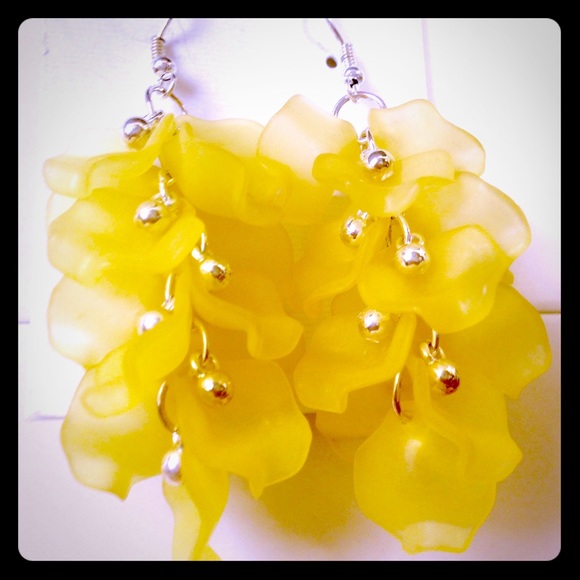 Beautiful yellow flower earrings