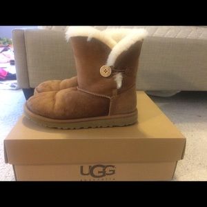 Chestnut Bailey button UGGs