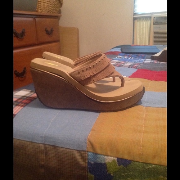 Cute fringe wedges