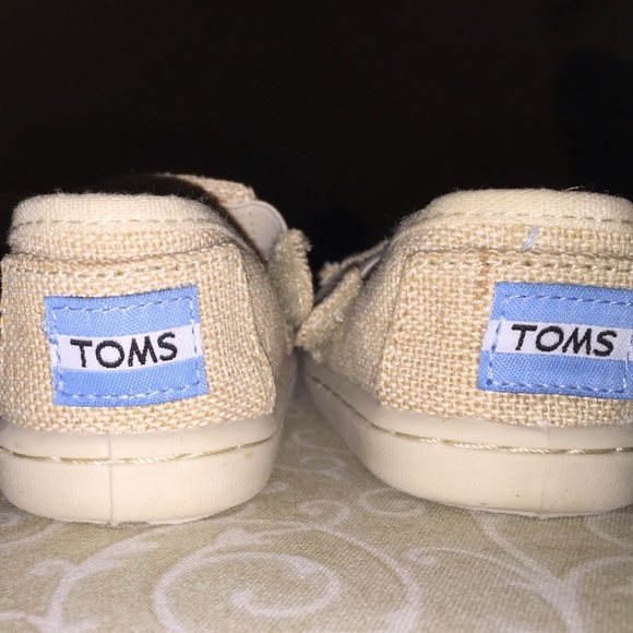 TOMS - Picture 2 of 4
