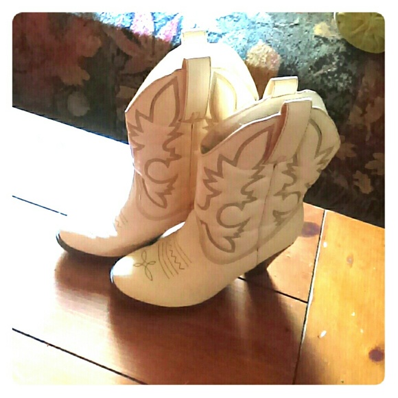 ?? Tan Boots ??