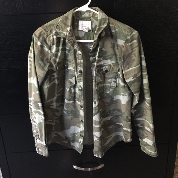 Forever 21 Camo print shirt size Small