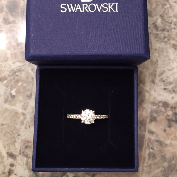 Swarovski Attract Round Ring!