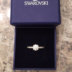Swarovski Attract Round Ring!