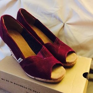 Toms corduroy burgundy wedge