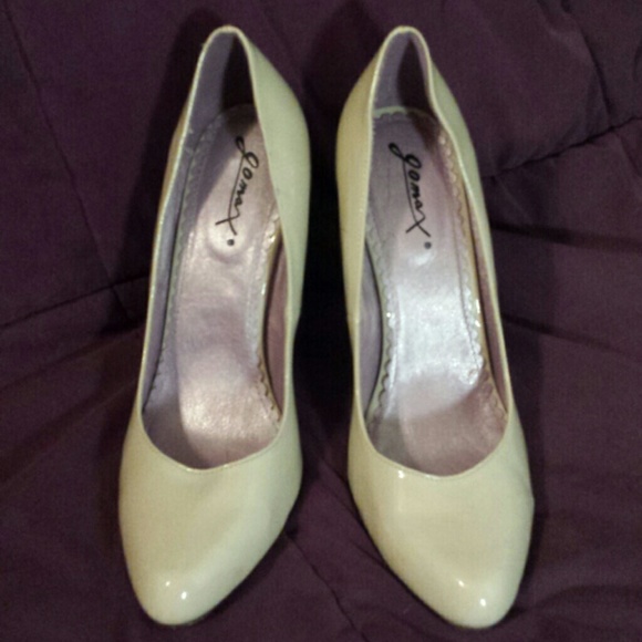 Nude pumps