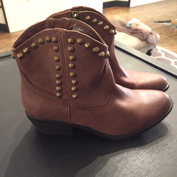 BNWOT Studded Brown Western Booties
