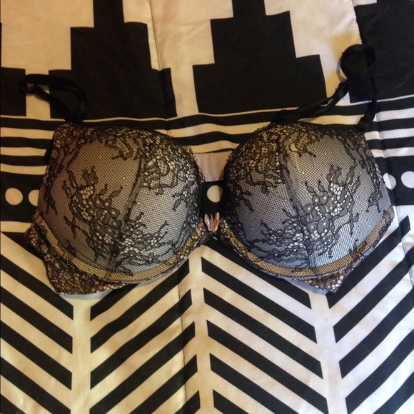 34 B Victoria's Secret Bombshell plunge bra