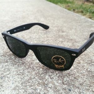 *NEW* Authentic New Wayfarer Ray-Ban Sunglasses 😎