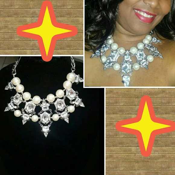 HAIL THE QUEEN NECKLACE **NWOT**