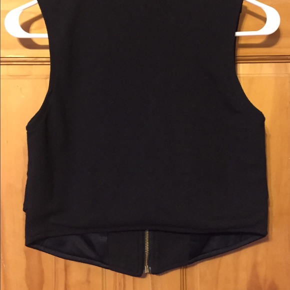 Black n gold vest - Picture 3 of 4