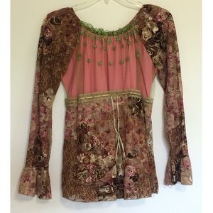 Long sleeved top bell bottom sleeves tres chíc