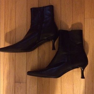 Stuart Weitzman black leather ankle boots size 9 N