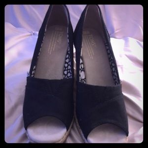 Toms black wedge