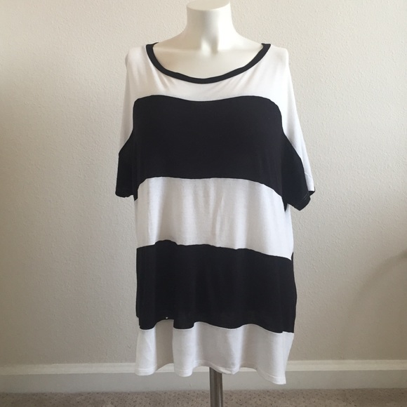 Blk/wht stripe t shirt (2 sml holes)