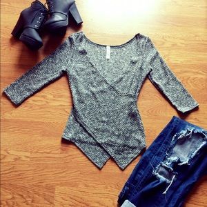 HP🎉🎈Salt and pepper grayish v neck top nwot