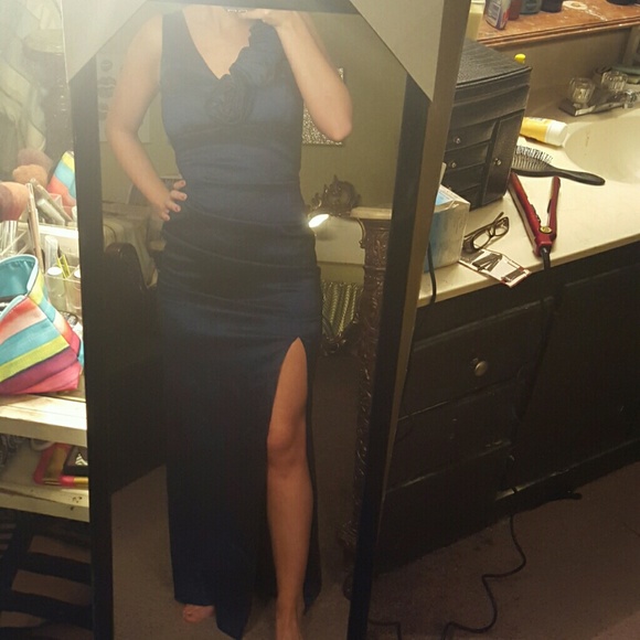 Formal gown - Picture 3 of 4