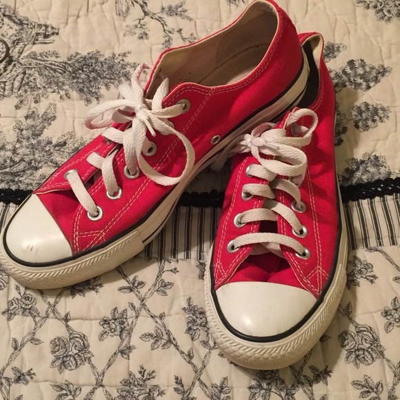 Chuck Taylor's Converse sz 6.5 men/9 women.