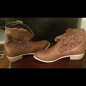 Aeropostale Boots Crochet 7 Womens Ankle Brown
