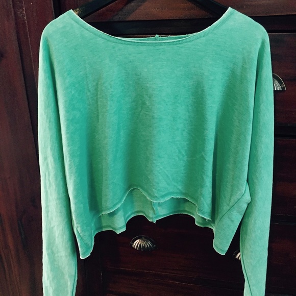 ✌🏻️Comfy off the shoulder crop sweater! - Picture 2 of 4