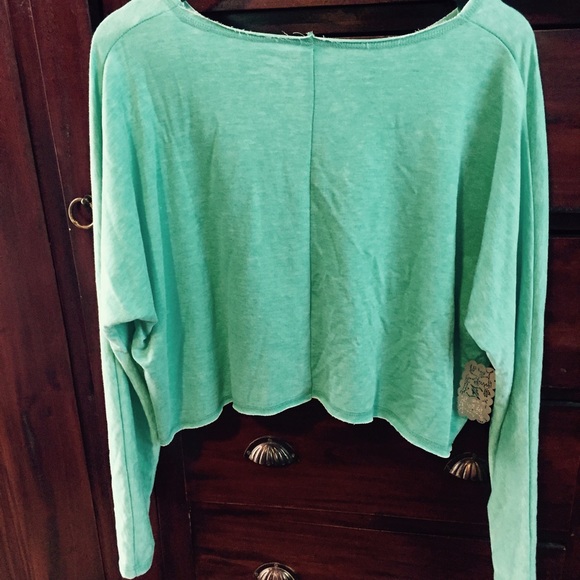 ✌🏻️Comfy off the shoulder crop sweater! - Picture 3 of 4