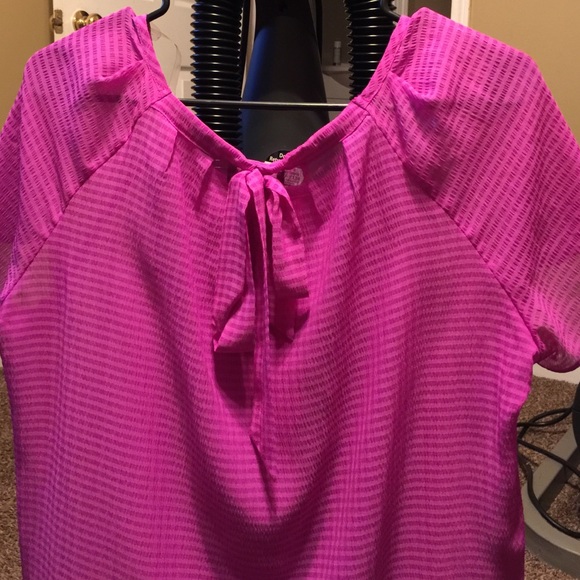 Pink/purple short sleeve top with bow on back - Picture 2 of 3