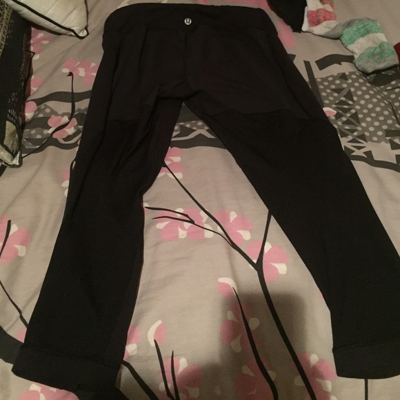black lululemons