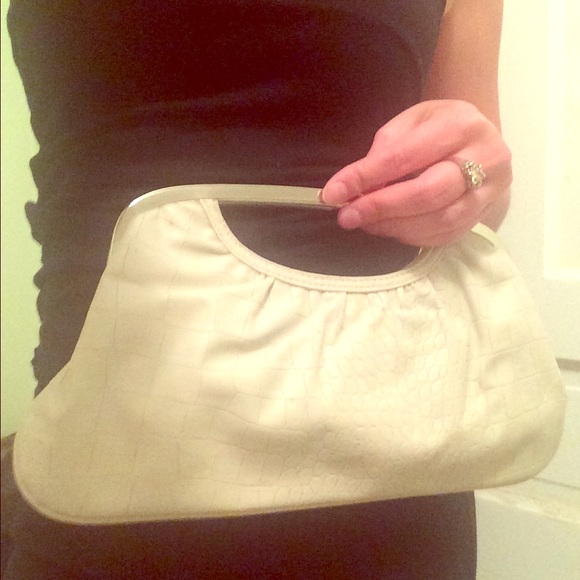Express cream/light tan clutch