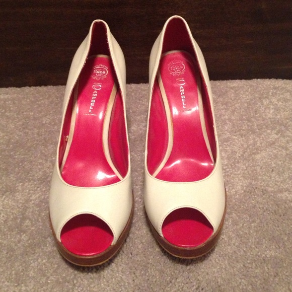 White stiletto heels.👠