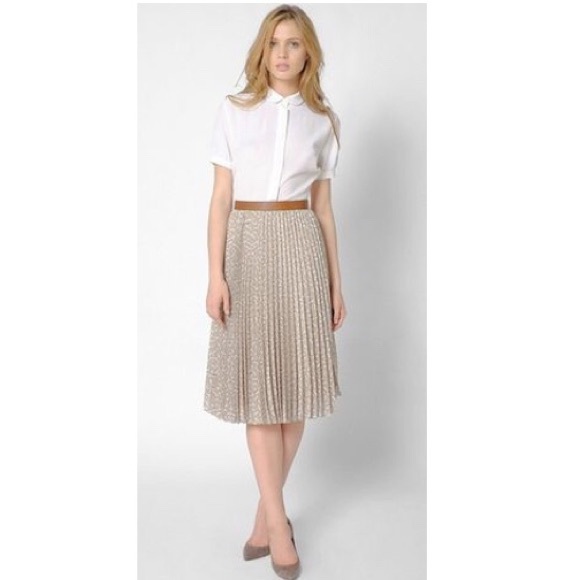 Nude color pleaded skirt