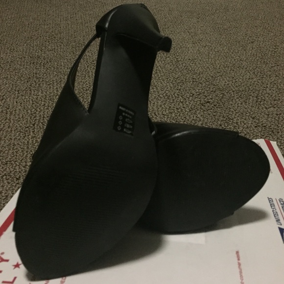 🚫💥SOLD💥🚫Peep toe ankle booties. NWOT - Picture 2 of 4