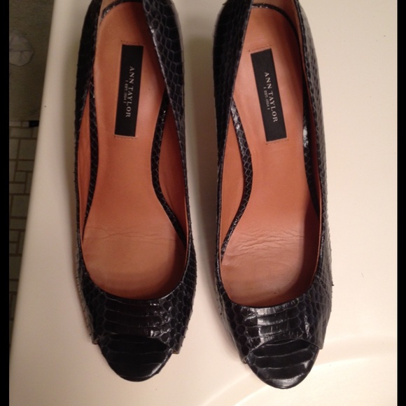 Ann Taylor midnight blue snakeskin peeptoe pumps