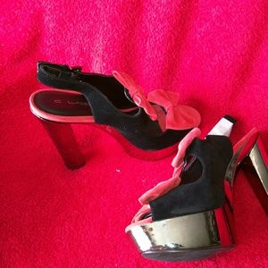 Bow heels