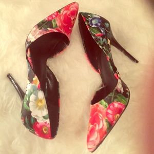 BEAUTUFUL HEELS ! NEVER WORN !