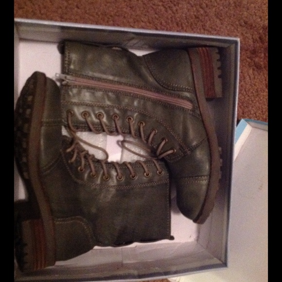 Green boots - Picture 2 of 3