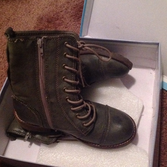 Green boots - Picture 3 of 3