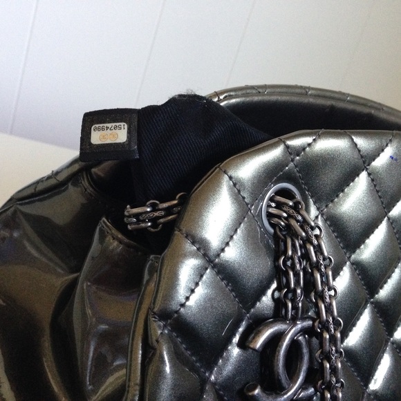 CHANEL
Mademoiselle Bowling Patent Leather Handbag - Picture 3 of 4