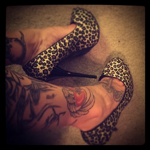 Shoes - Picture 1 of 4