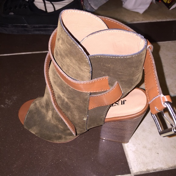 JustFab Shoes - Earth tone bottie!
