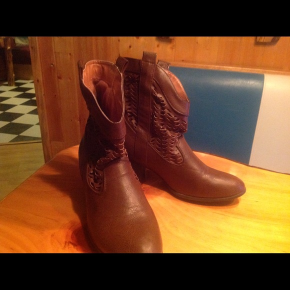 Brown ankle western boot