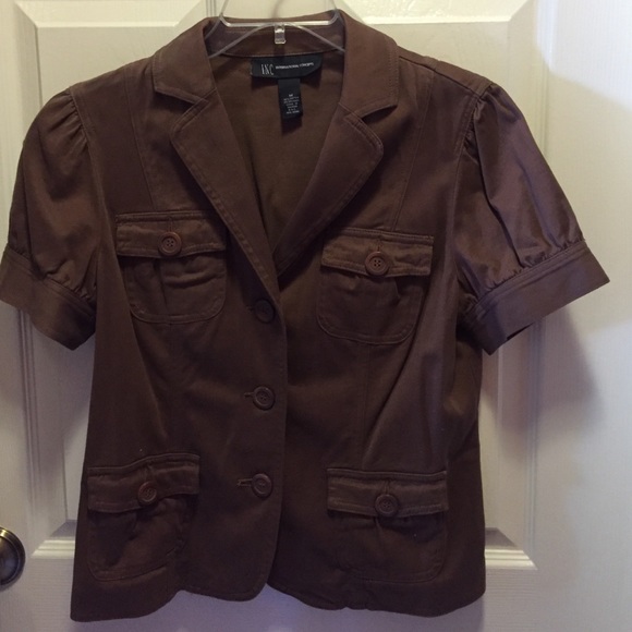 Adorable brown short-sleeved jacket