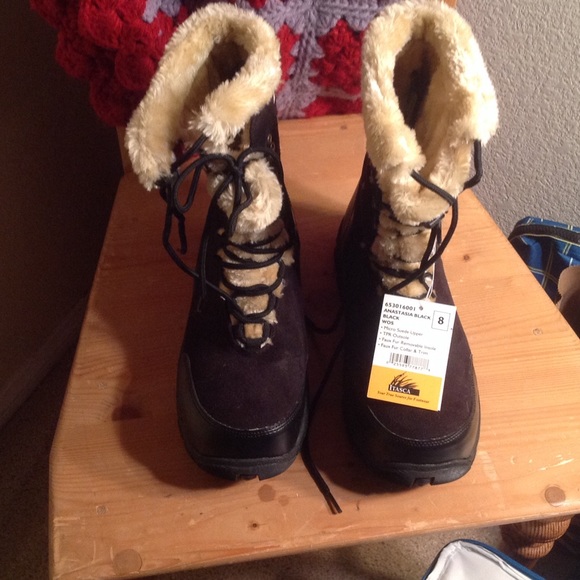 Winter boots by ITASCA, New size 8