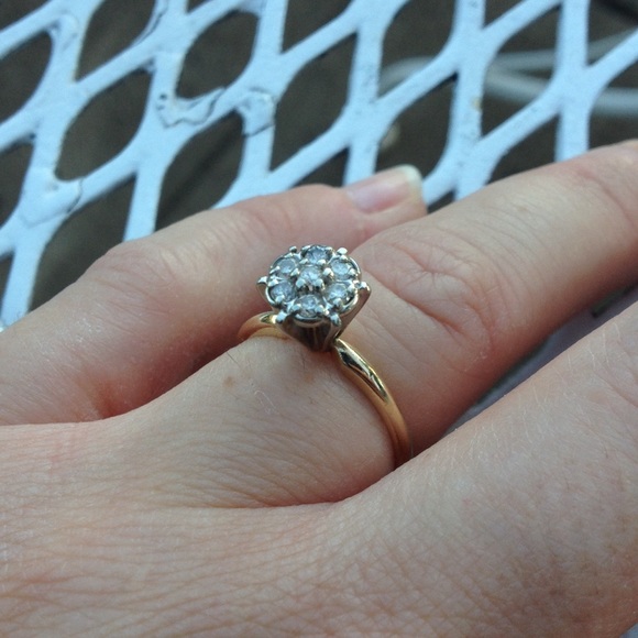 .75 total wt of 7 Diamonds 10kt gold