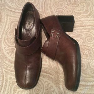 Clarks size 5 Brown women shoes heel